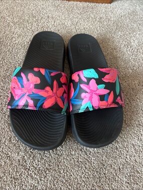 REEF Size 8 Black Slide Sandals with Pink & Teal Floral Strap
